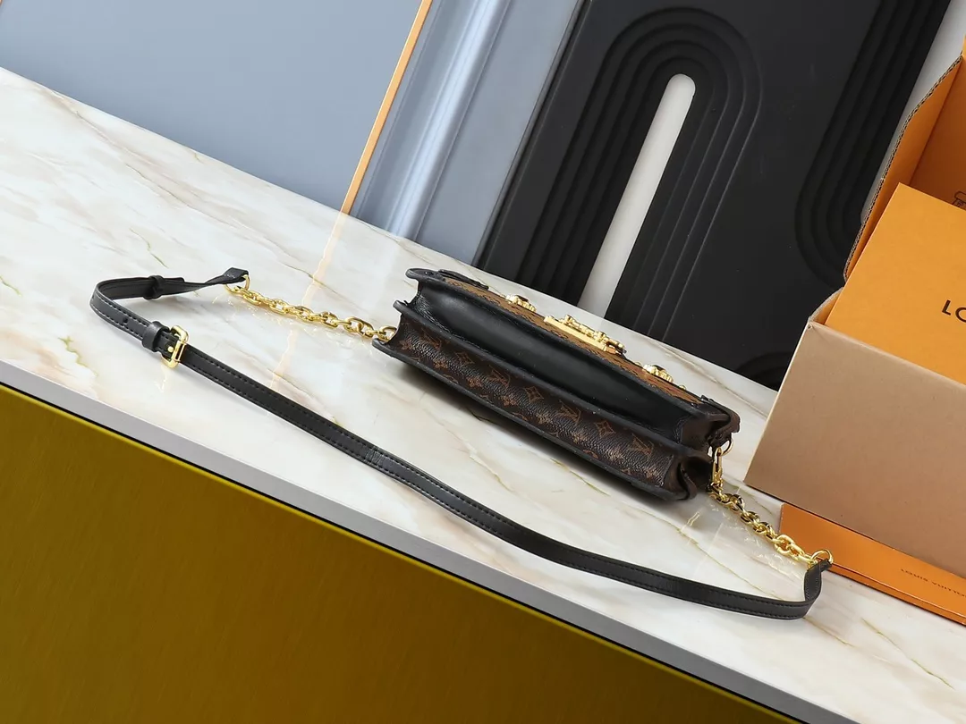 Louis Vuitton AAA Quality Messenger Bags For Women Comfortable 2409