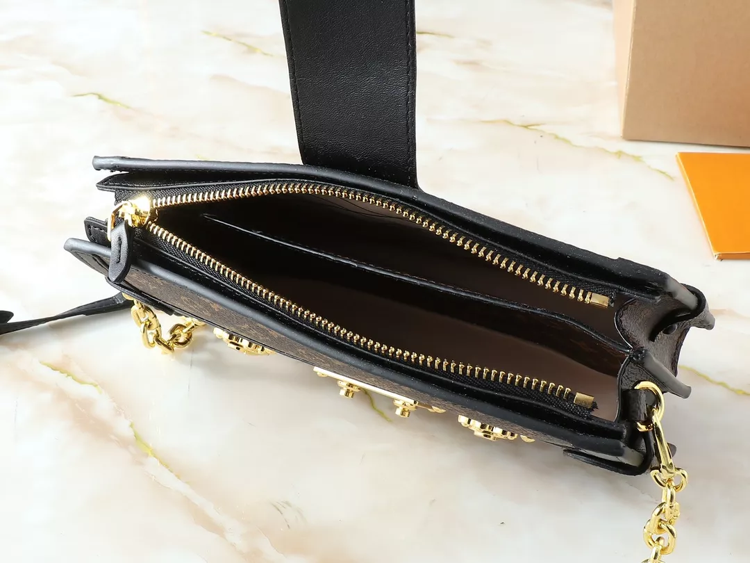 Louis Vuitton AAA Quality Messenger Bags For Women Comfortable 2409