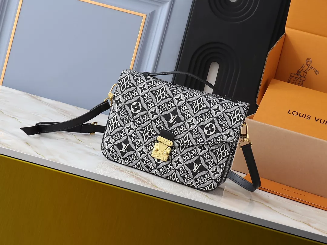 Louis Vuitton AAA Quality Messenger Bags For Women Cozy 2183