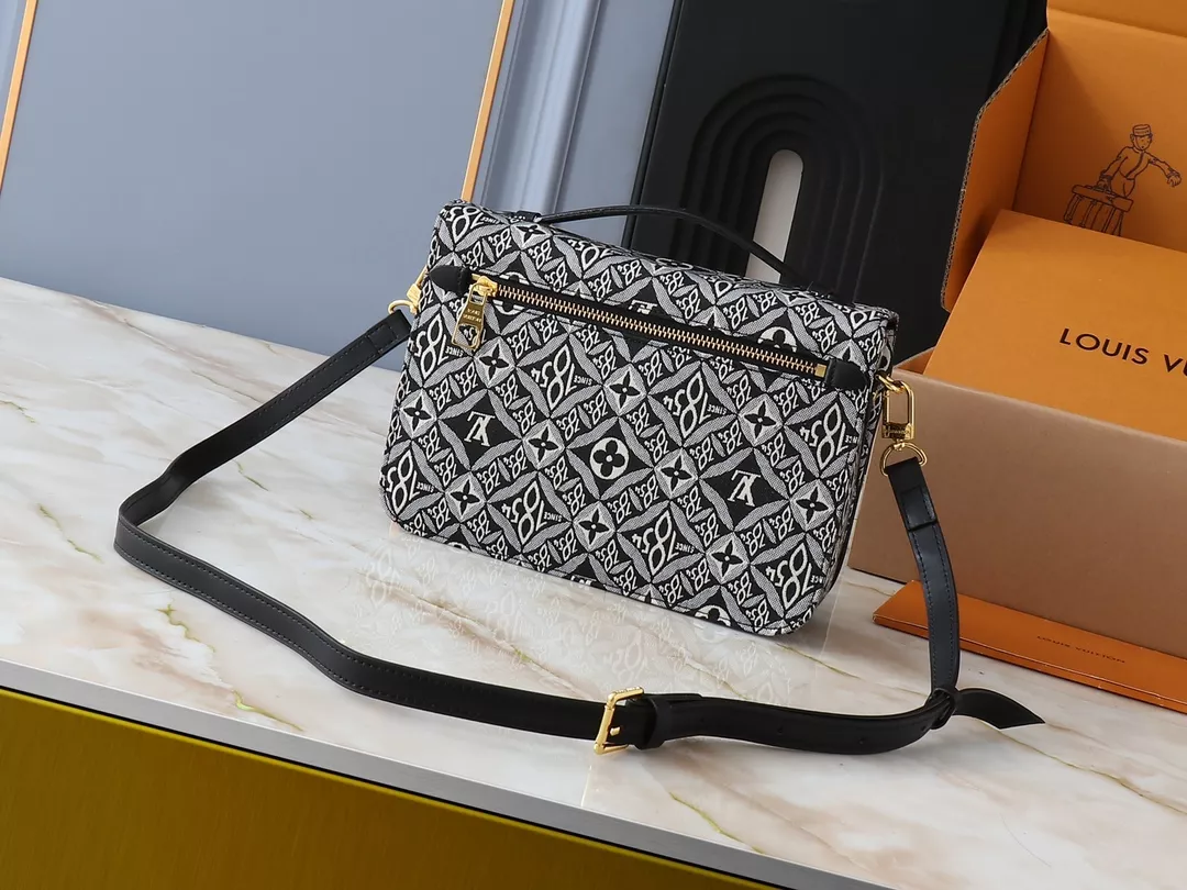 Louis Vuitton AAA Quality Messenger Bags For Women Cozy 2183