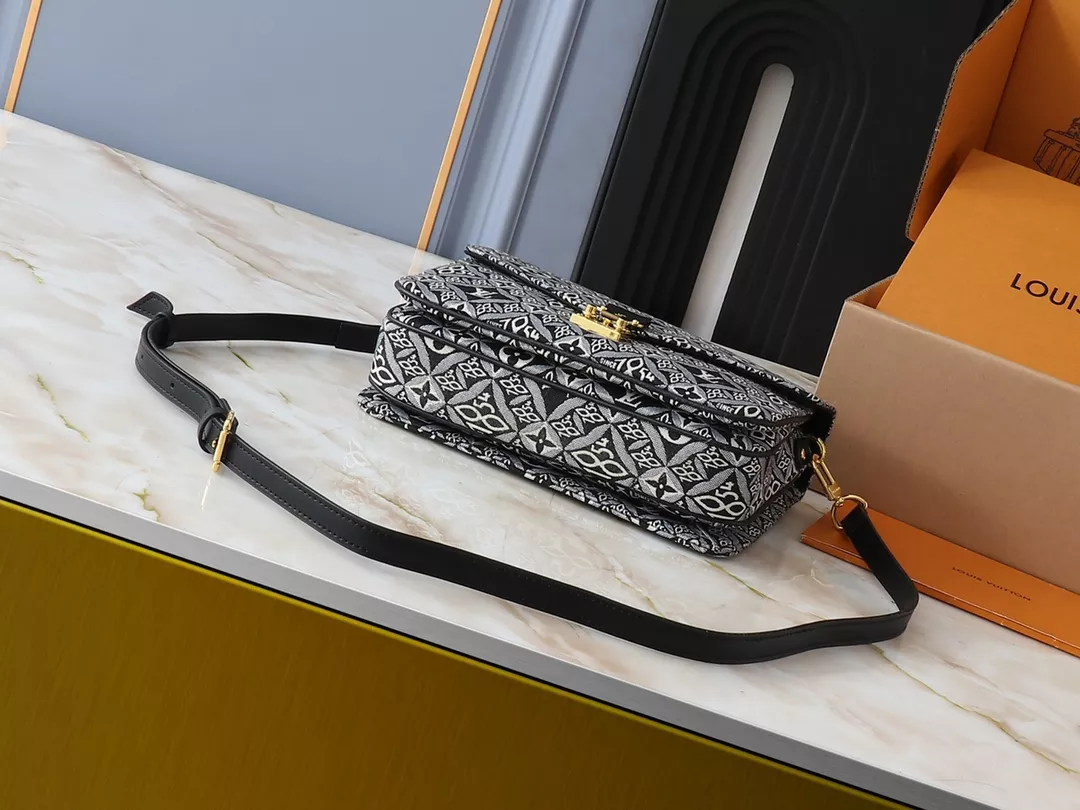 Louis Vuitton AAA Quality Messenger Bags For Women Cozy 2183