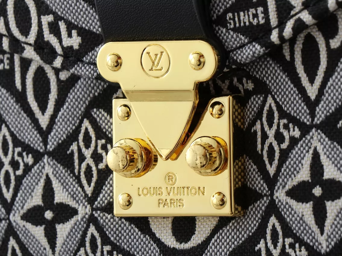 Louis Vuitton AAA Quality Messenger Bags For Women Cozy 2183