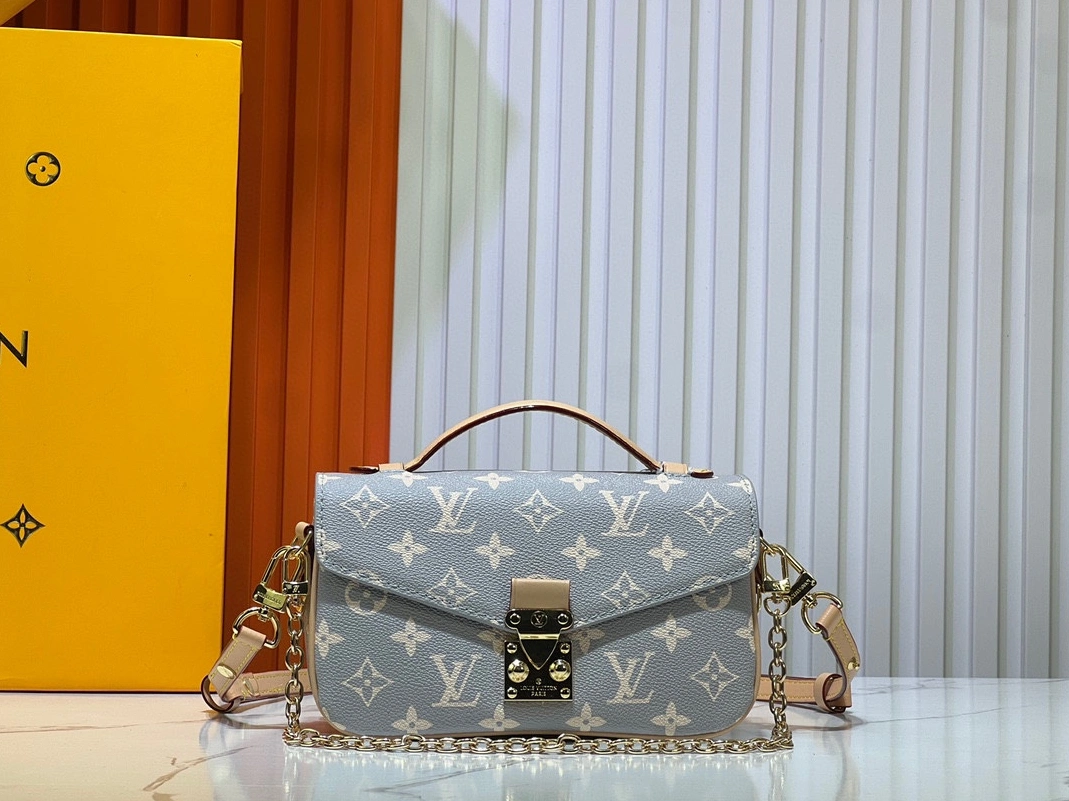 Louis Vuitton AAA Quality Messenger Bags For Women Cozy 2599
