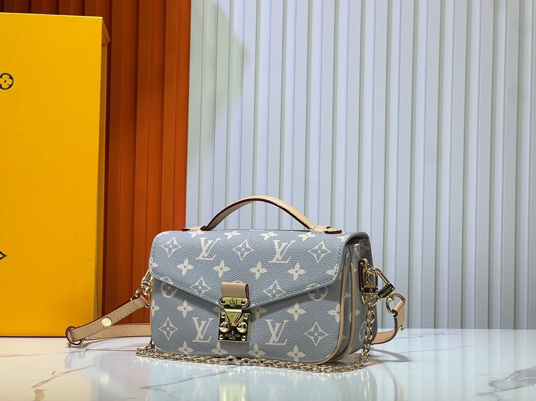 Louis Vuitton AAA Quality Messenger Bags For Women Cozy 2599