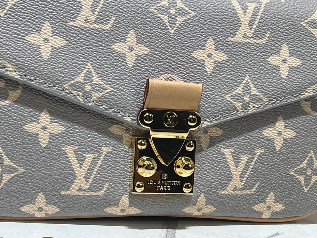Louis Vuitton AAA Quality Messenger Bags For Women Cozy 2599