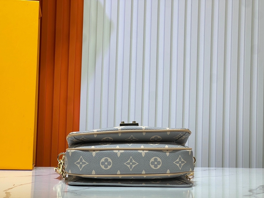 Louis Vuitton AAA Quality Messenger Bags For Women Cozy 2599