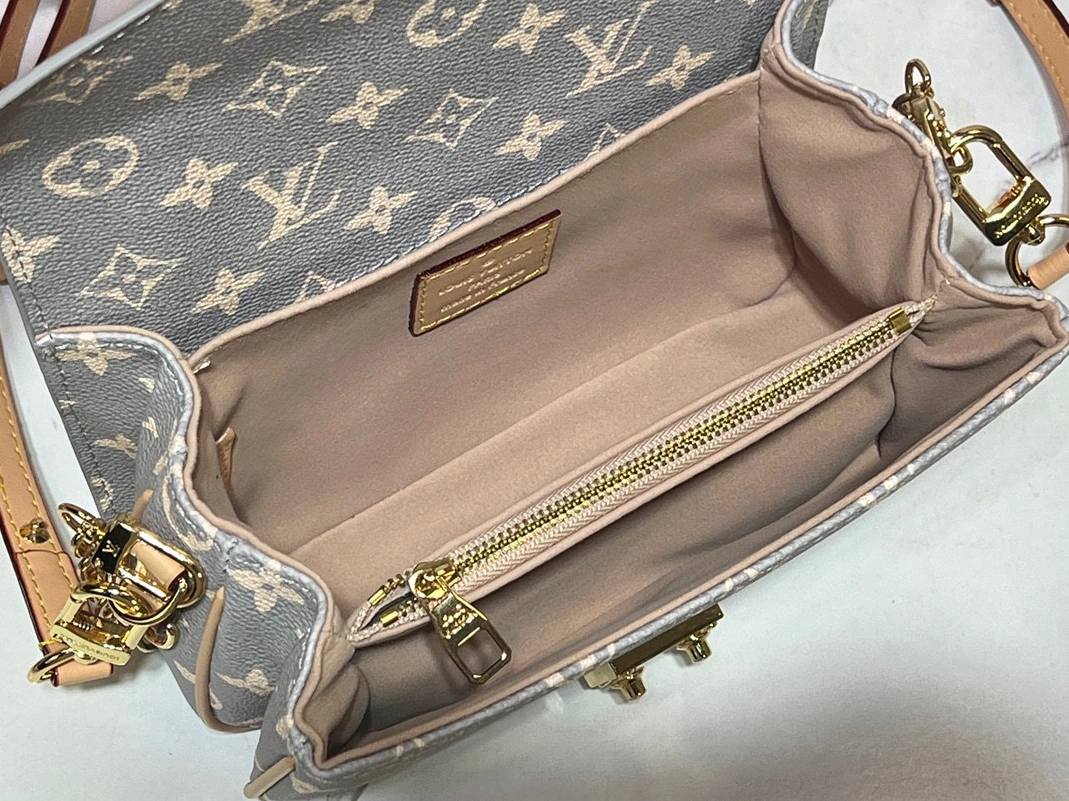 Louis Vuitton AAA Quality Messenger Bags For Women Cozy 2599