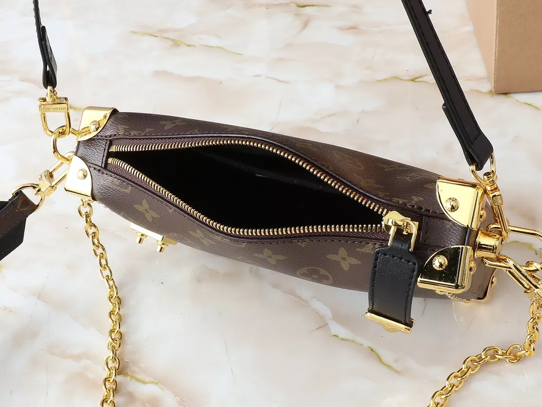 Louis Vuitton AAA Quality Messenger Bags For Women Durable 5478