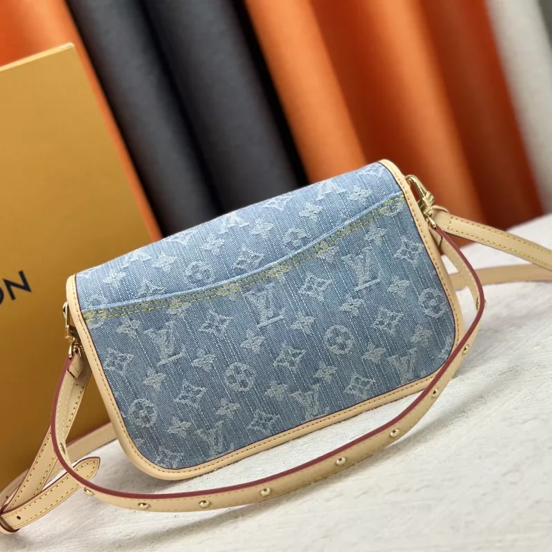 Louis Vuitton AAA Quality Messenger Bags For Women Durable 7814
