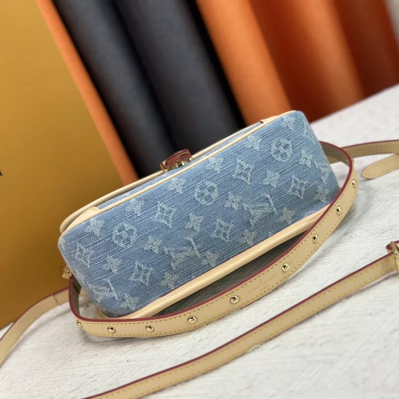 Louis Vuitton AAA Quality Messenger Bags For Women Durable 7814
