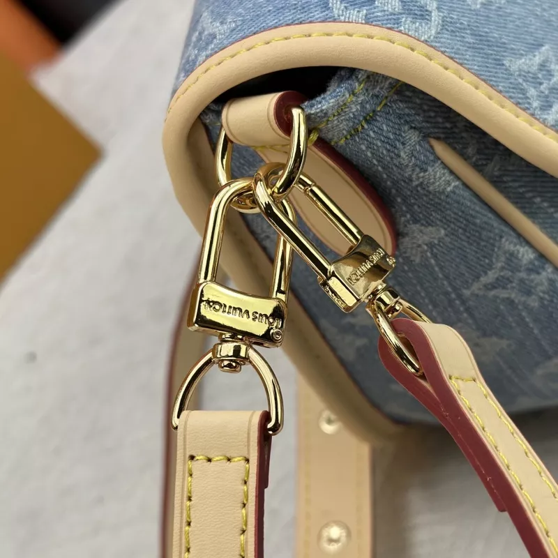 Louis Vuitton AAA Quality Messenger Bags For Women Durable 7814