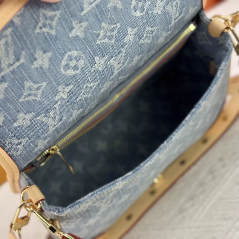 Louis Vuitton AAA Quality Messenger Bags For Women Durable 7814