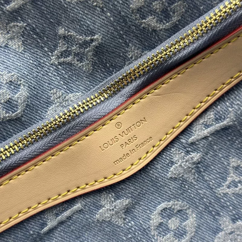 Louis Vuitton AAA Quality Messenger Bags For Women Durable 7814