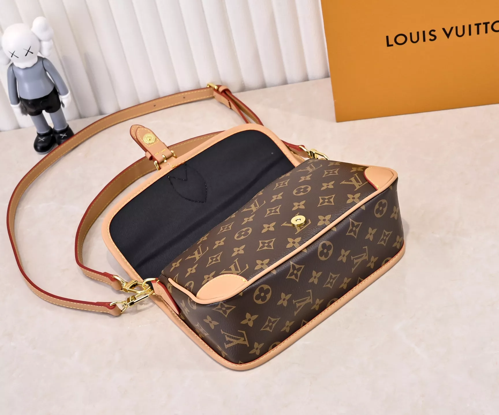 Louis Vuitton AAA Quality Messenger Bags For Women Durable 9211