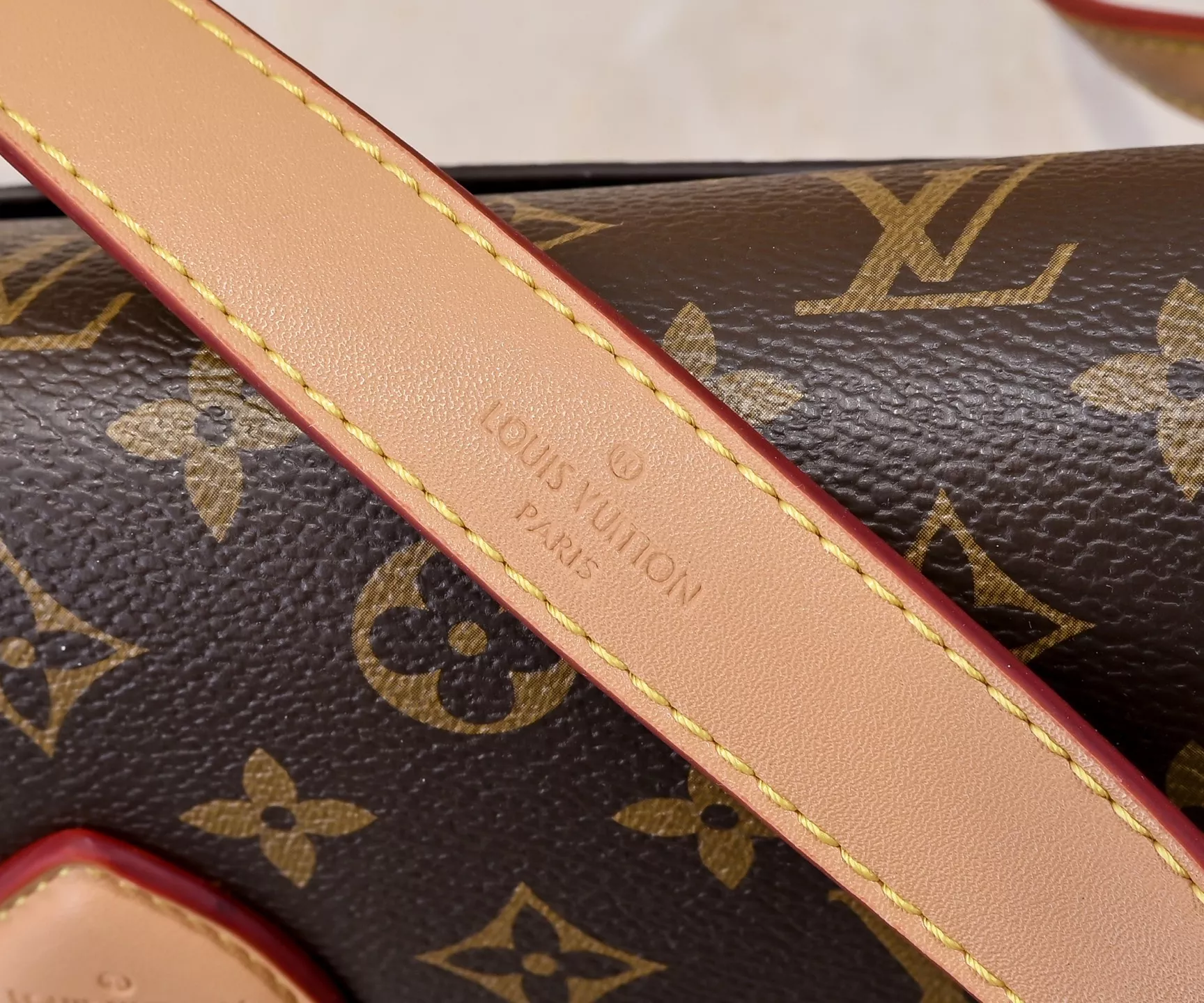 Louis Vuitton AAA Quality Messenger Bags For Women Durable 9211
