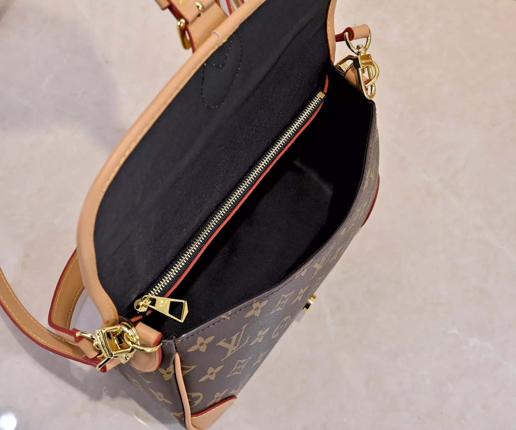 Louis Vuitton AAA Quality Messenger Bags For Women Durable 9211