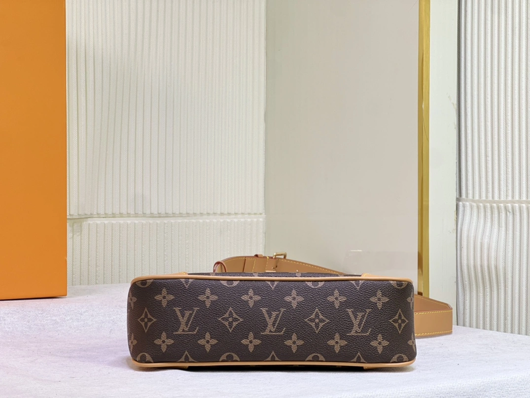 Louis Vuitton AAA Quality Messenger Bags For Women EasyMatch 7332