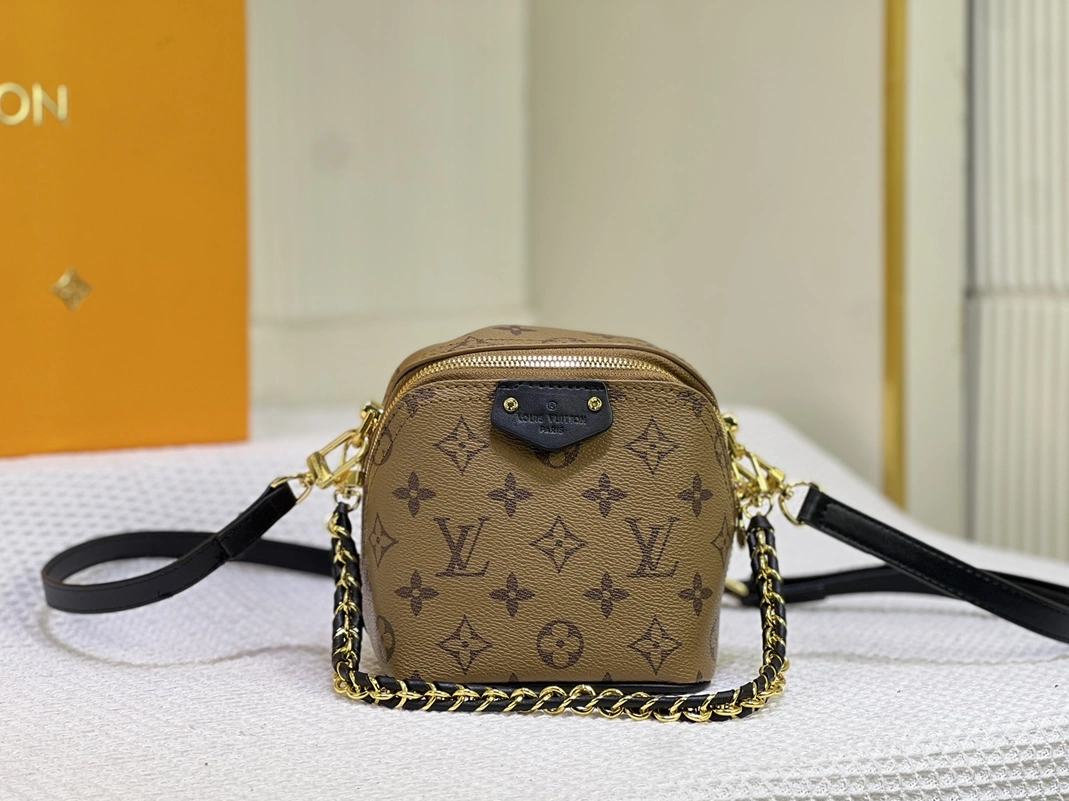 Louis Vuitton AAA Quality Messenger Bags For Women EasyMatch 8840