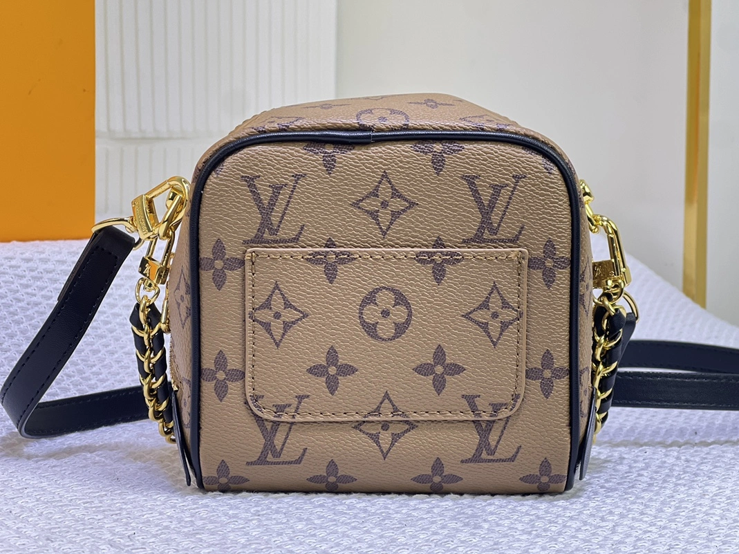 Louis Vuitton AAA Quality Messenger Bags For Women EasyMatch 8840