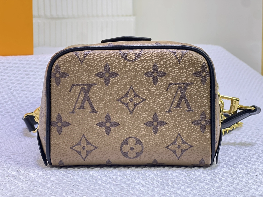 Louis Vuitton AAA Quality Messenger Bags For Women EasyMatch 8840