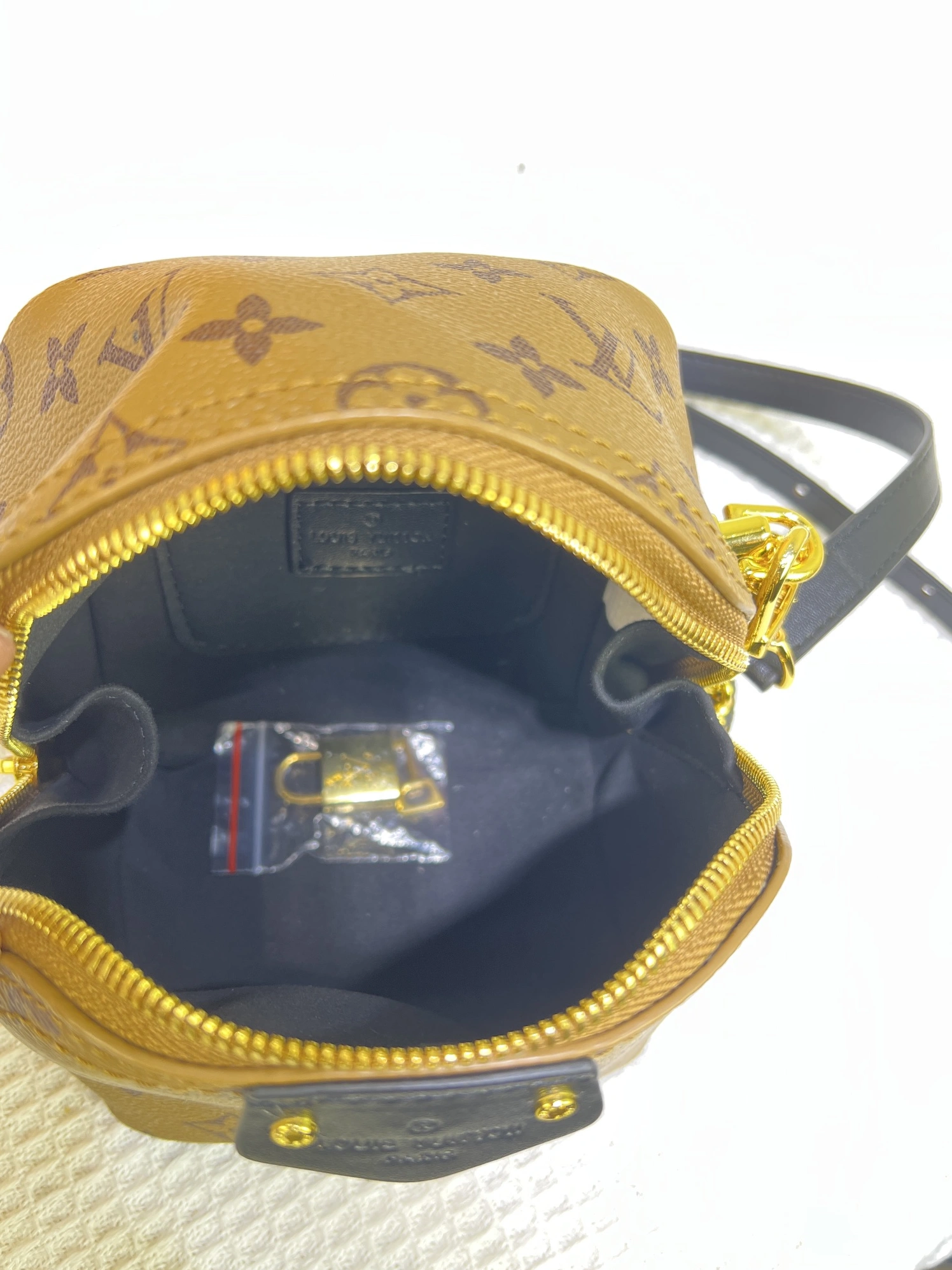 Louis Vuitton AAA Quality Messenger Bags For Women EasyMatch 8840