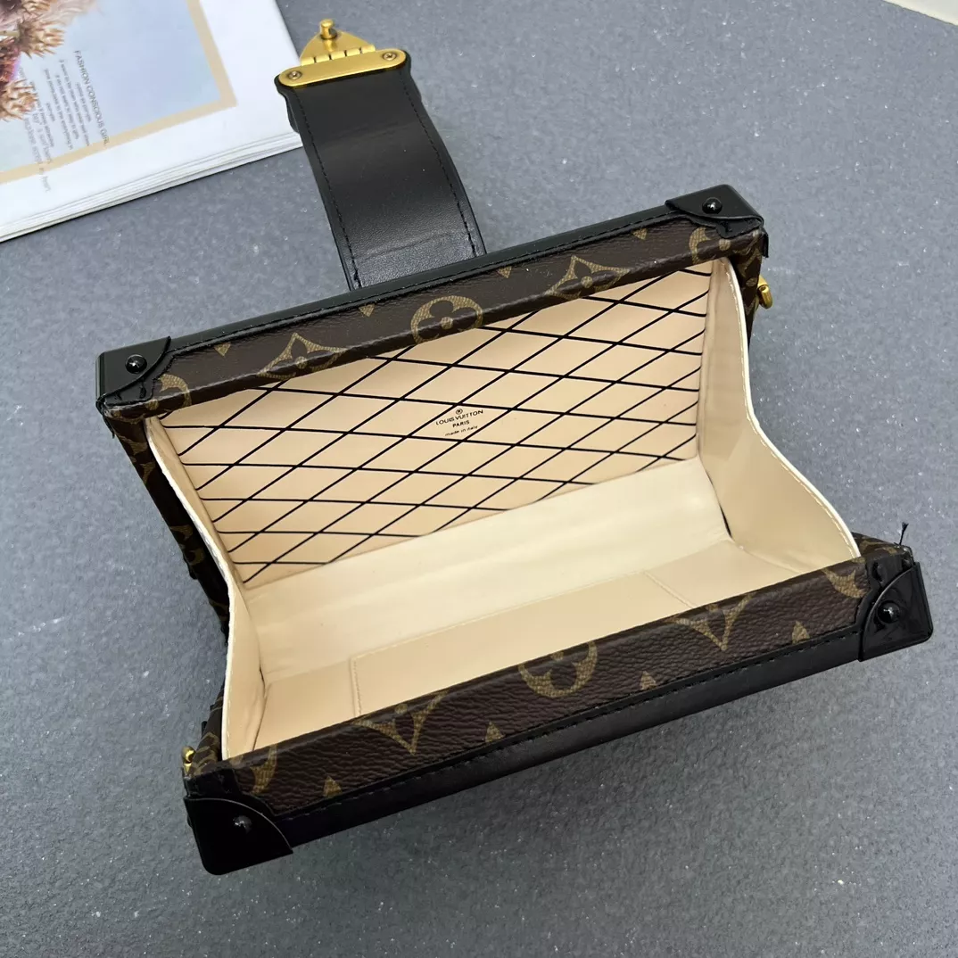 Louis Vuitton AAA Quality Messenger Bags For Women Efficient 9285
