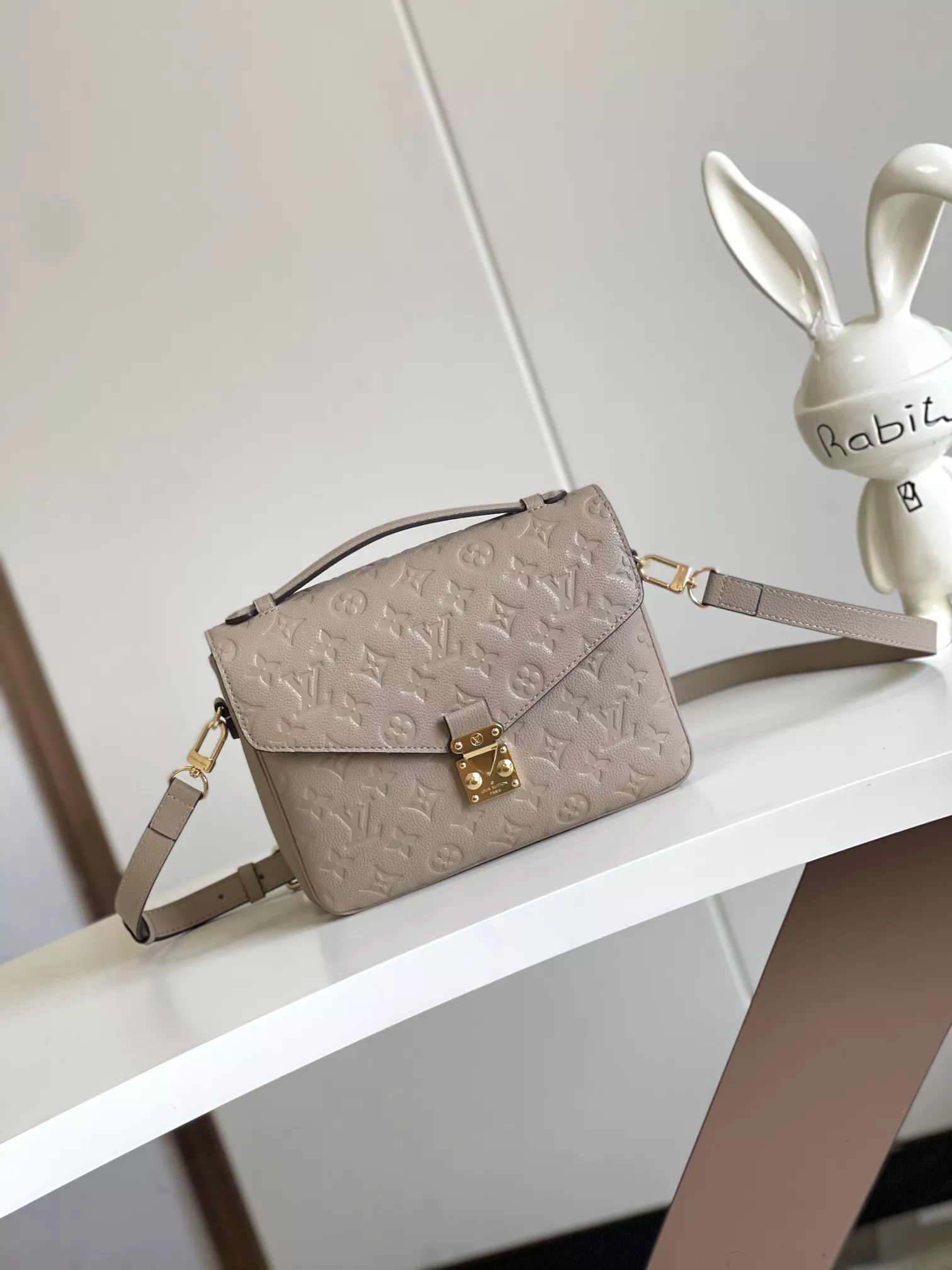 Louis Vuitton AAA Quality Messenger Bags For Women Elegant 1017