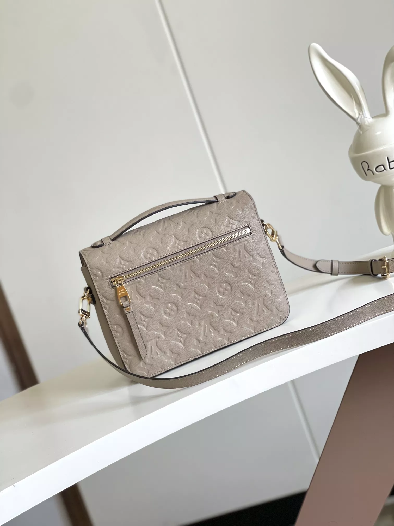 Louis Vuitton AAA Quality Messenger Bags For Women Elegant 1017