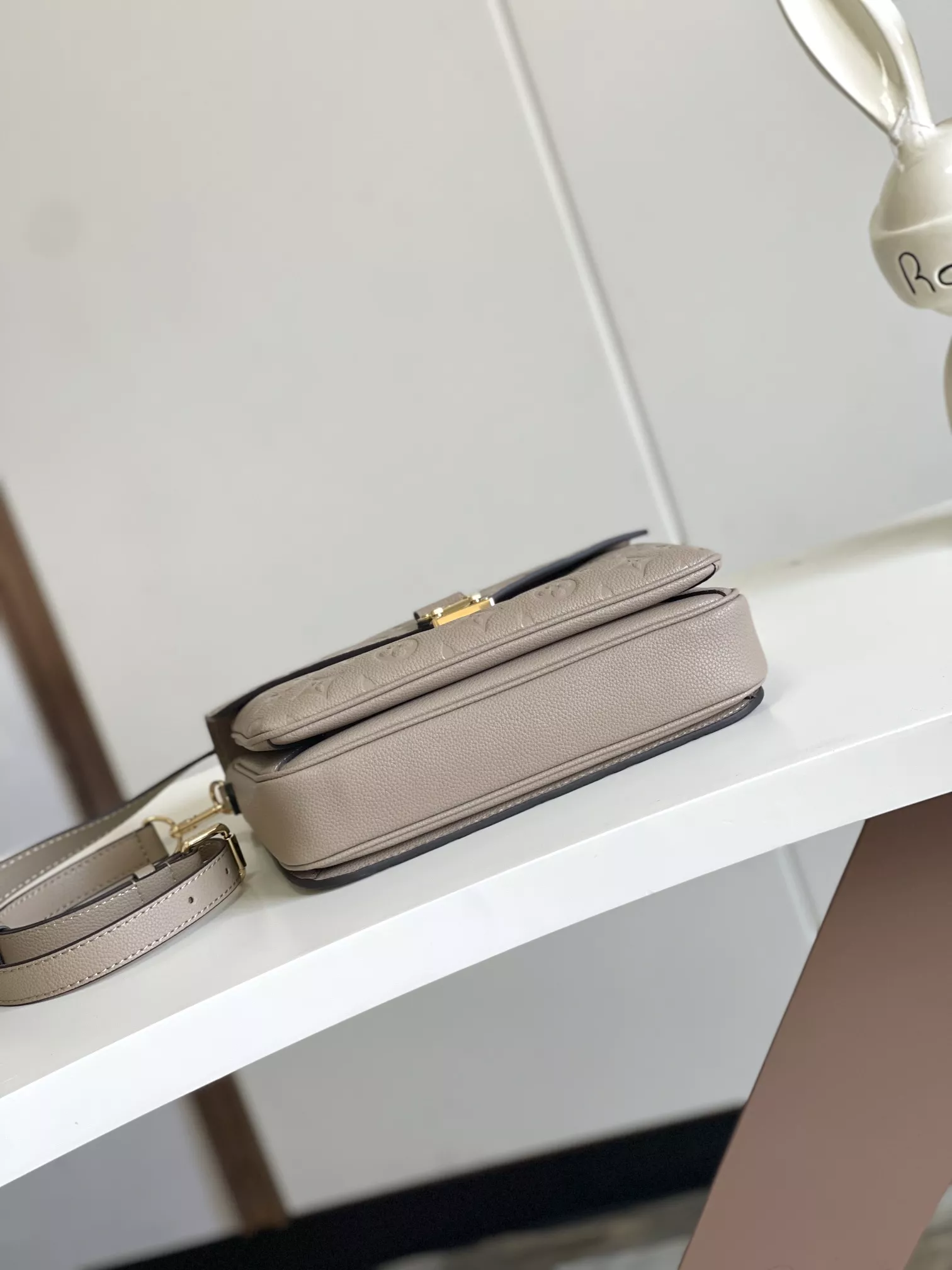 Louis Vuitton AAA Quality Messenger Bags For Women Elegant 1017