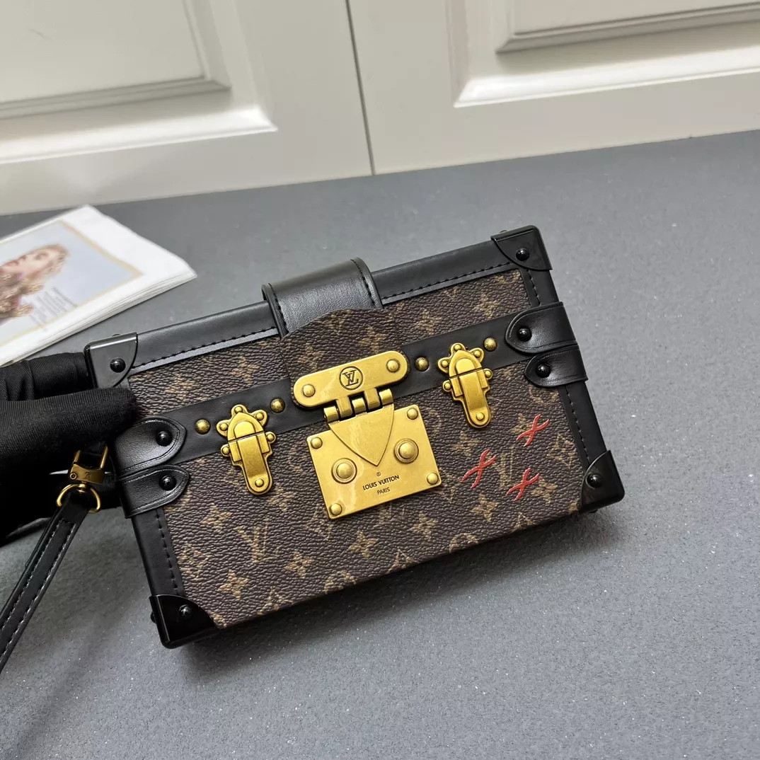 Louis Vuitton AAA Quality Messenger Bags For Women Elegant 1603