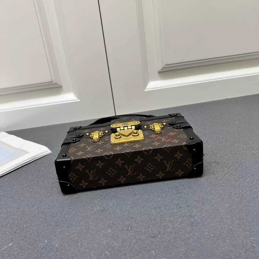 Louis Vuitton AAA Quality Messenger Bags For Women Elegant 1603