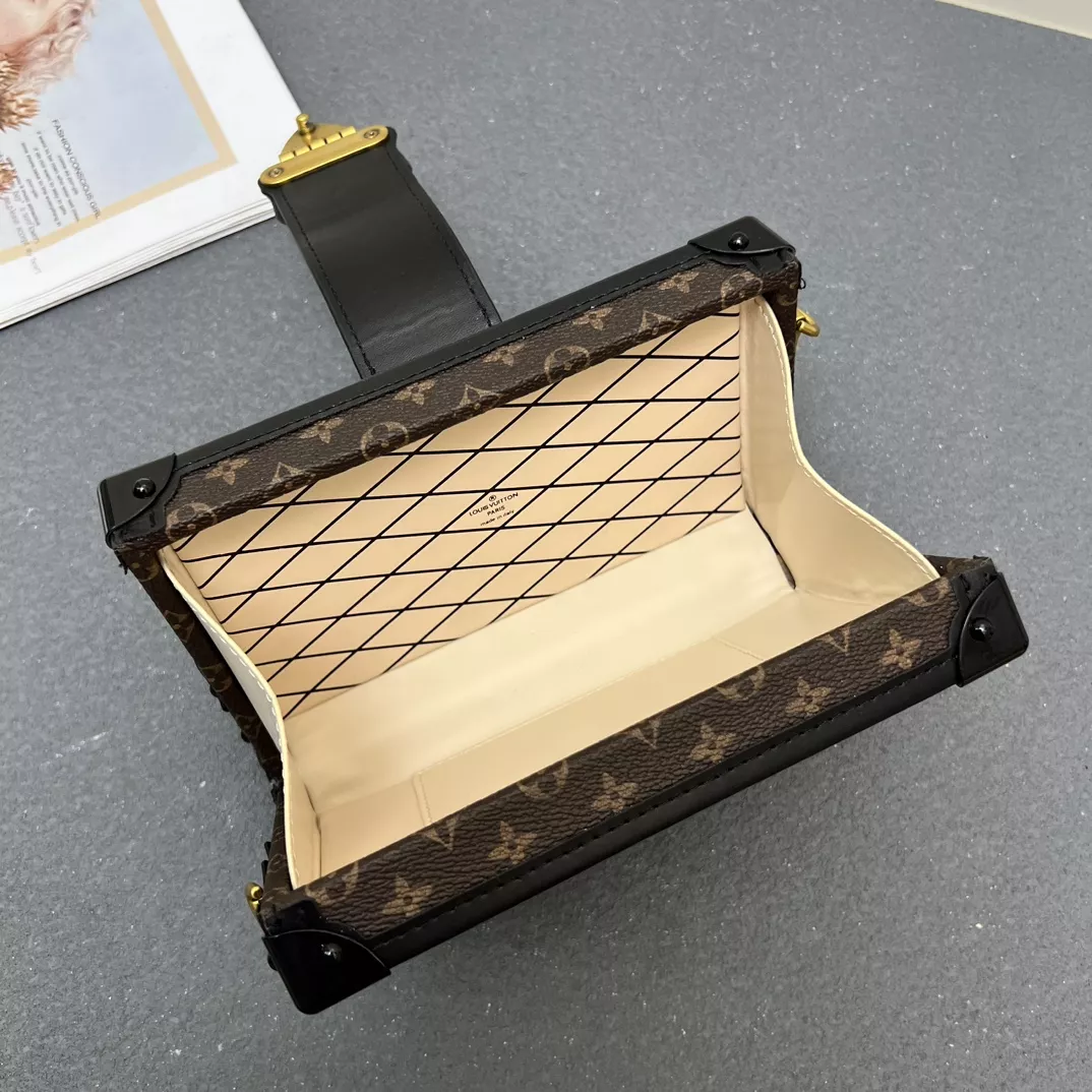 Louis Vuitton AAA Quality Messenger Bags For Women Elegant 1603