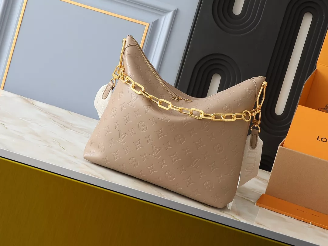 Louis Vuitton AAA Quality Messenger Bags For Women Elegant 3782
