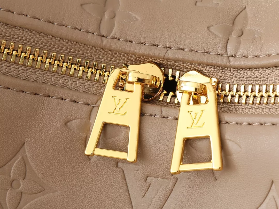 Louis Vuitton AAA Quality Messenger Bags For Women Elegant 3782
