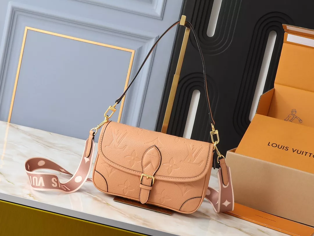 Louis Vuitton AAA Quality Messenger Bags For Women Elegant 7956