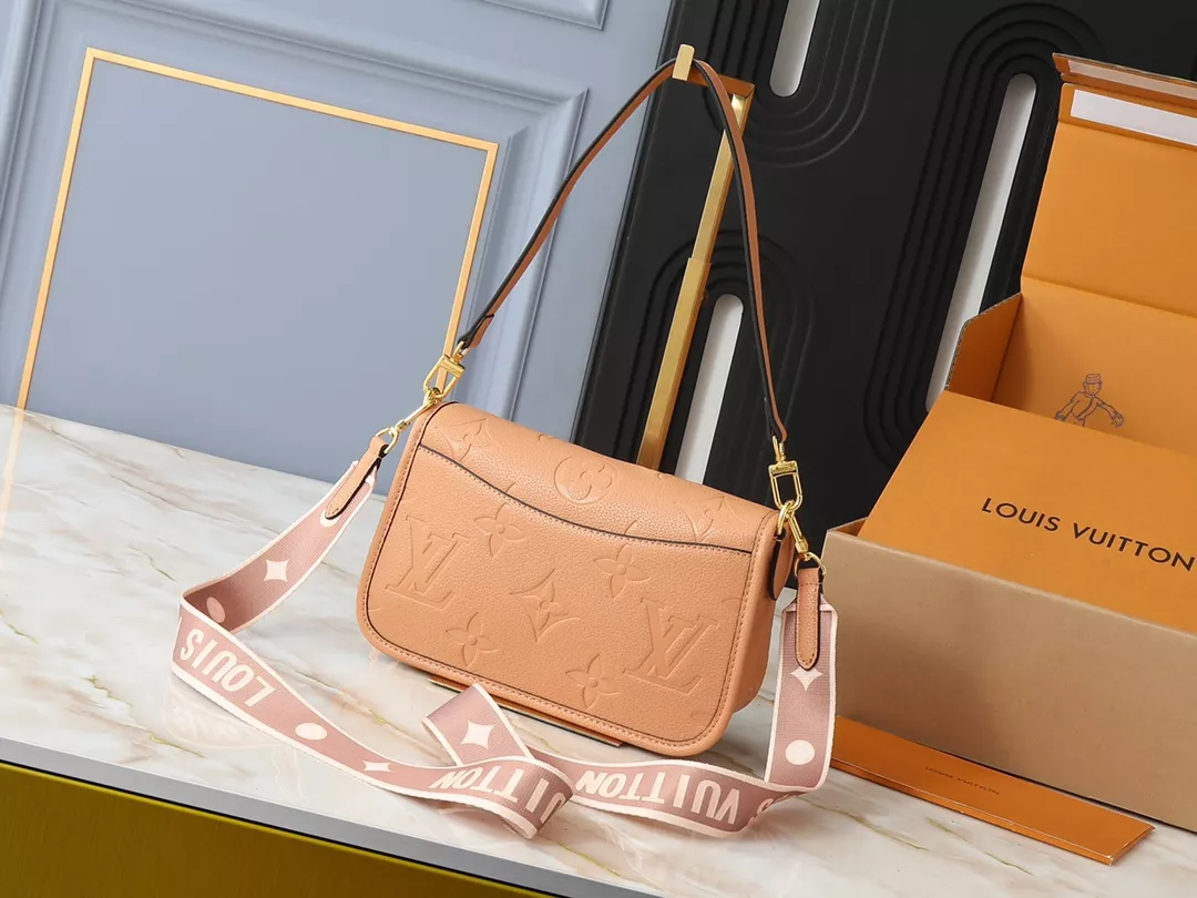 Louis Vuitton AAA Quality Messenger Bags For Women Elegant 7956