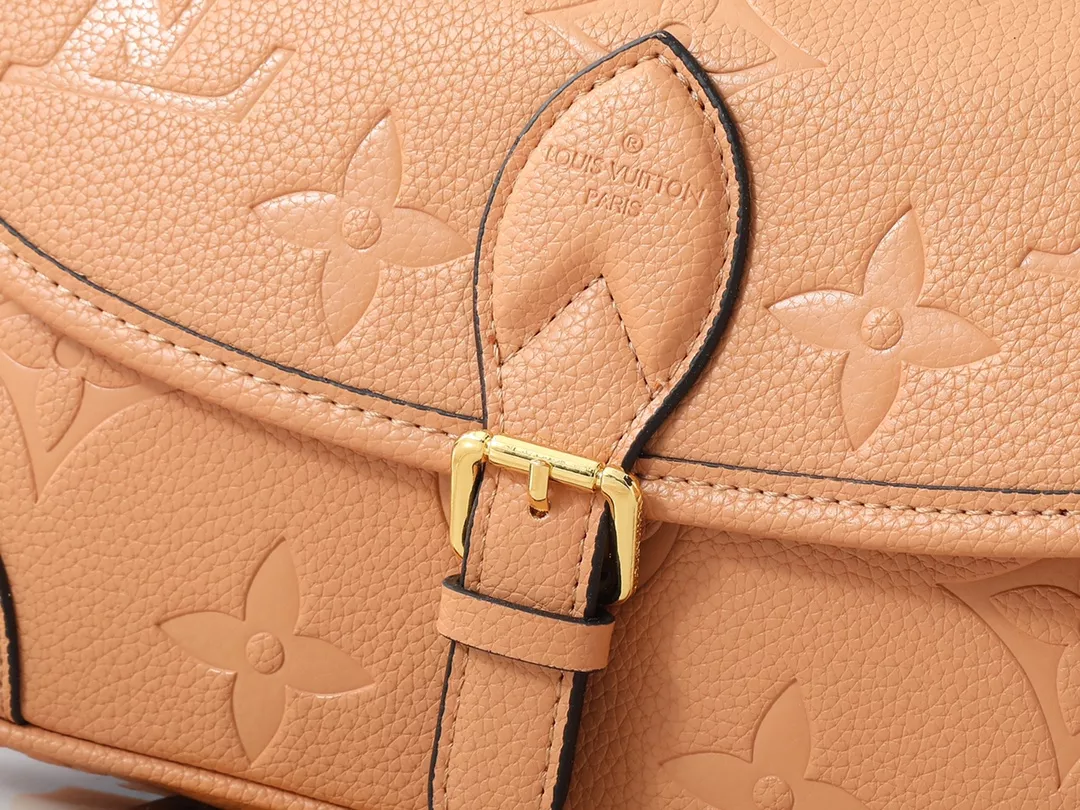 Louis Vuitton AAA Quality Messenger Bags For Women Elegant 7956