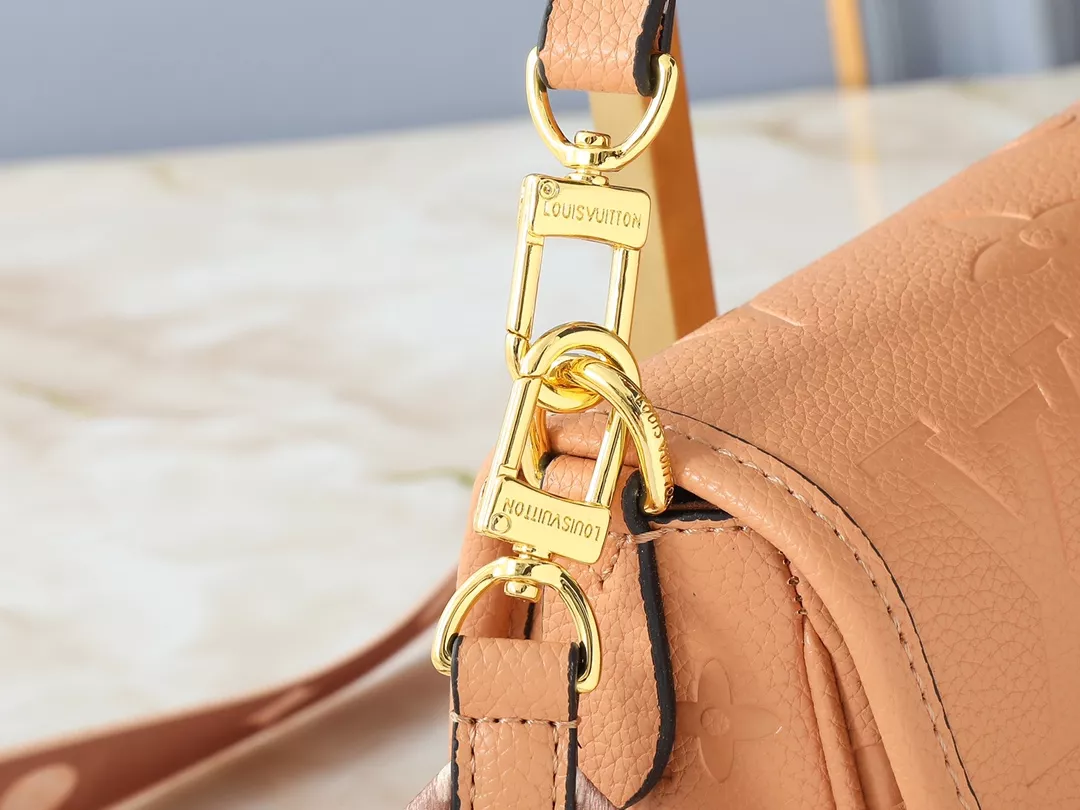 Louis Vuitton AAA Quality Messenger Bags For Women Elegant 7956