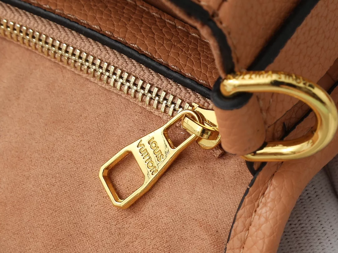 Louis Vuitton AAA Quality Messenger Bags For Women Elegant 7956