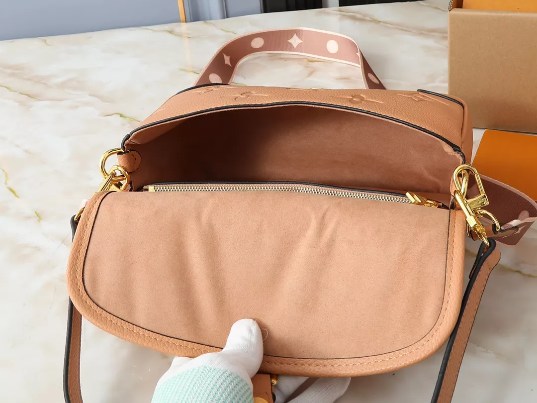 Louis Vuitton AAA Quality Messenger Bags For Women Elegant 7956
