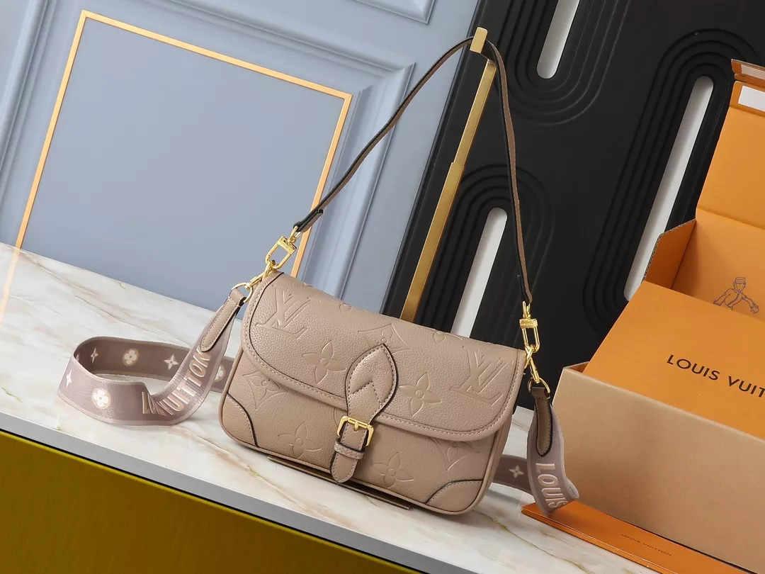 Louis Vuitton AAA Quality Messenger Bags For Women EyeCatching 540