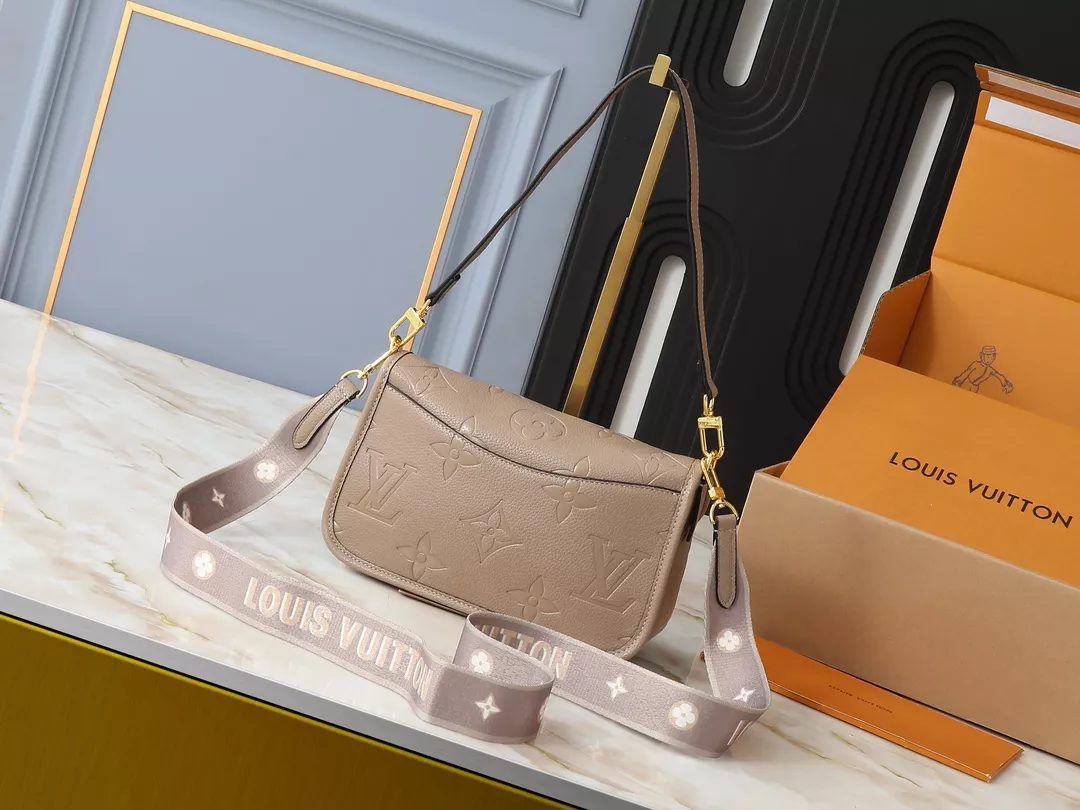 Louis Vuitton AAA Quality Messenger Bags For Women EyeCatching 540