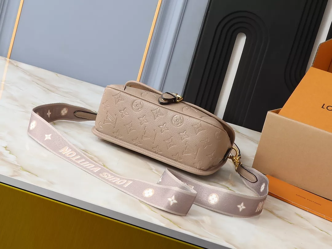 Louis Vuitton AAA Quality Messenger Bags For Women EyeCatching 540