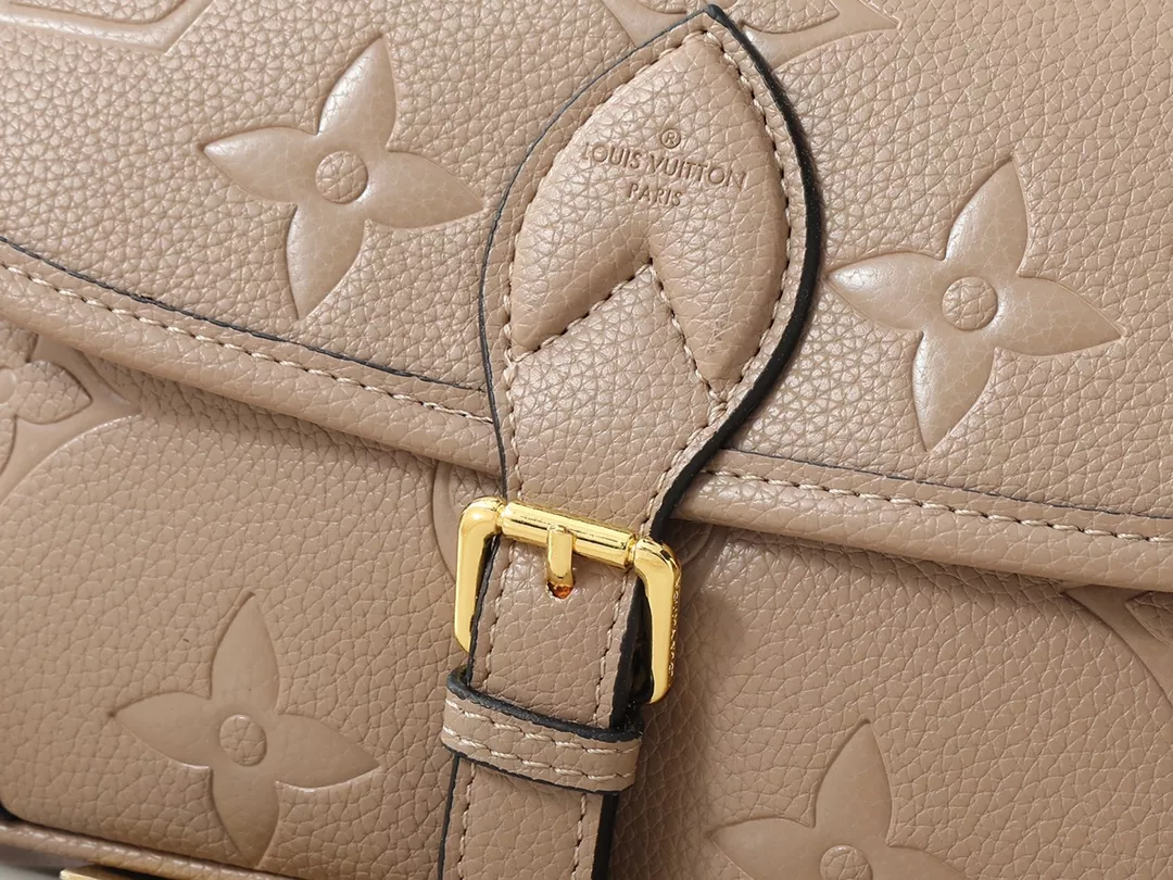 Louis Vuitton AAA Quality Messenger Bags For Women EyeCatching 540