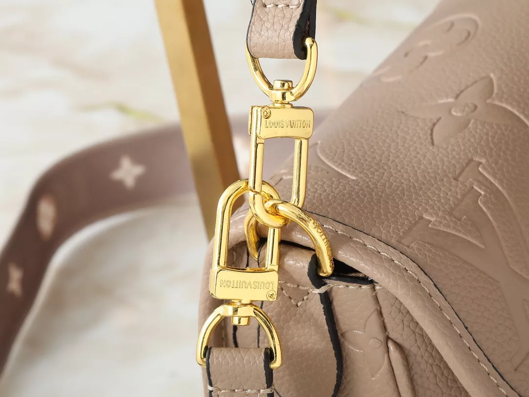 Louis Vuitton AAA Quality Messenger Bags For Women EyeCatching 540