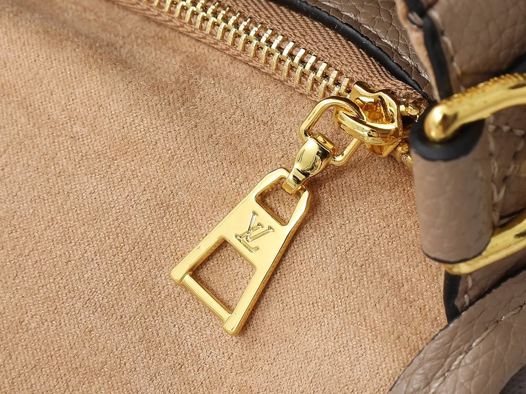Louis Vuitton AAA Quality Messenger Bags For Women EyeCatching 540