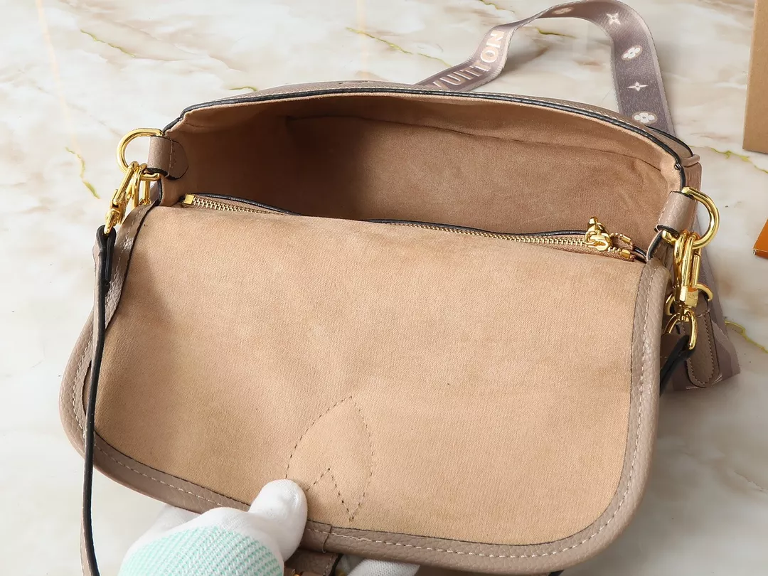 Louis Vuitton AAA Quality Messenger Bags For Women EyeCatching 540