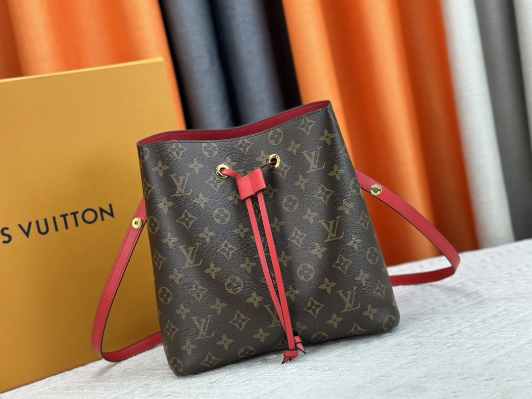 Louis Vuitton AAA Quality Messenger Bags For Women EyeCatching 7670