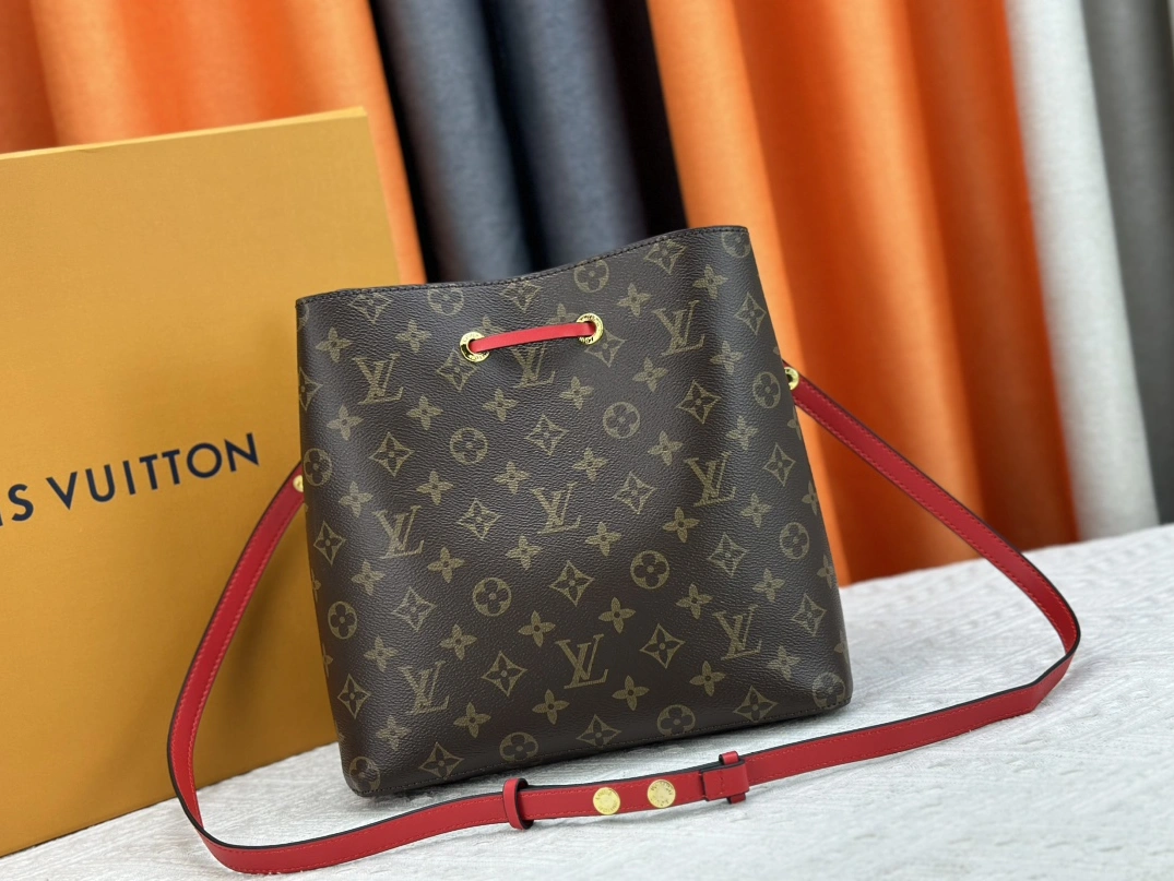 Louis Vuitton AAA Quality Messenger Bags For Women EyeCatching 7670