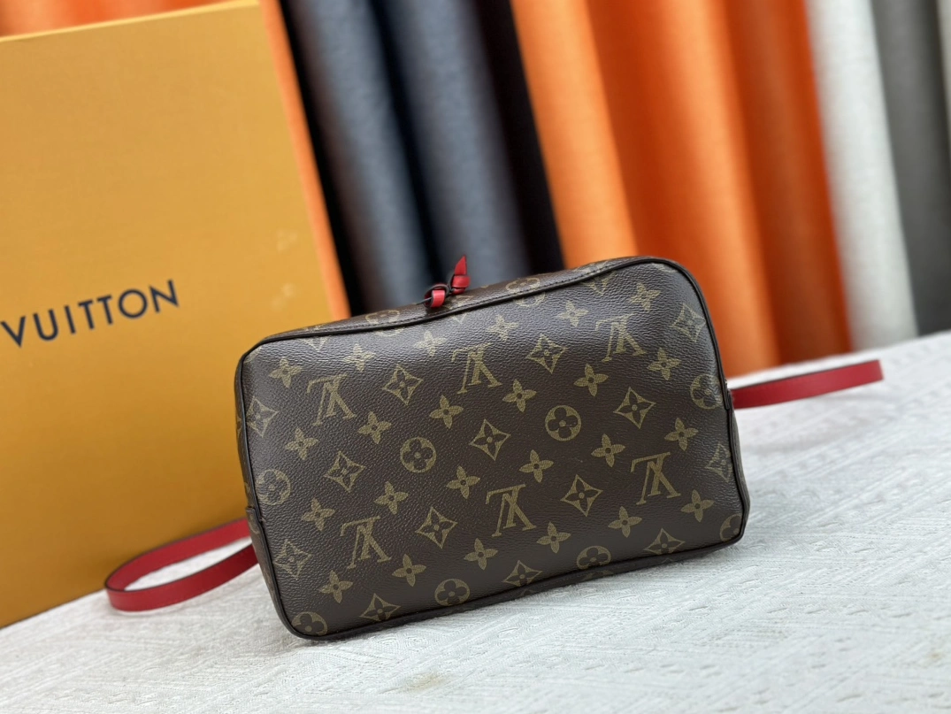 Louis Vuitton AAA Quality Messenger Bags For Women EyeCatching 7670